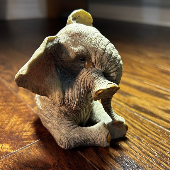 Tuskers Hand Painted 'Tearful Maxwell' Elephant Ornament / Figurine - Picture 5 of 9